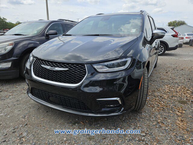 Used 2024 Chrysler Pacifica Pinnacle image 2