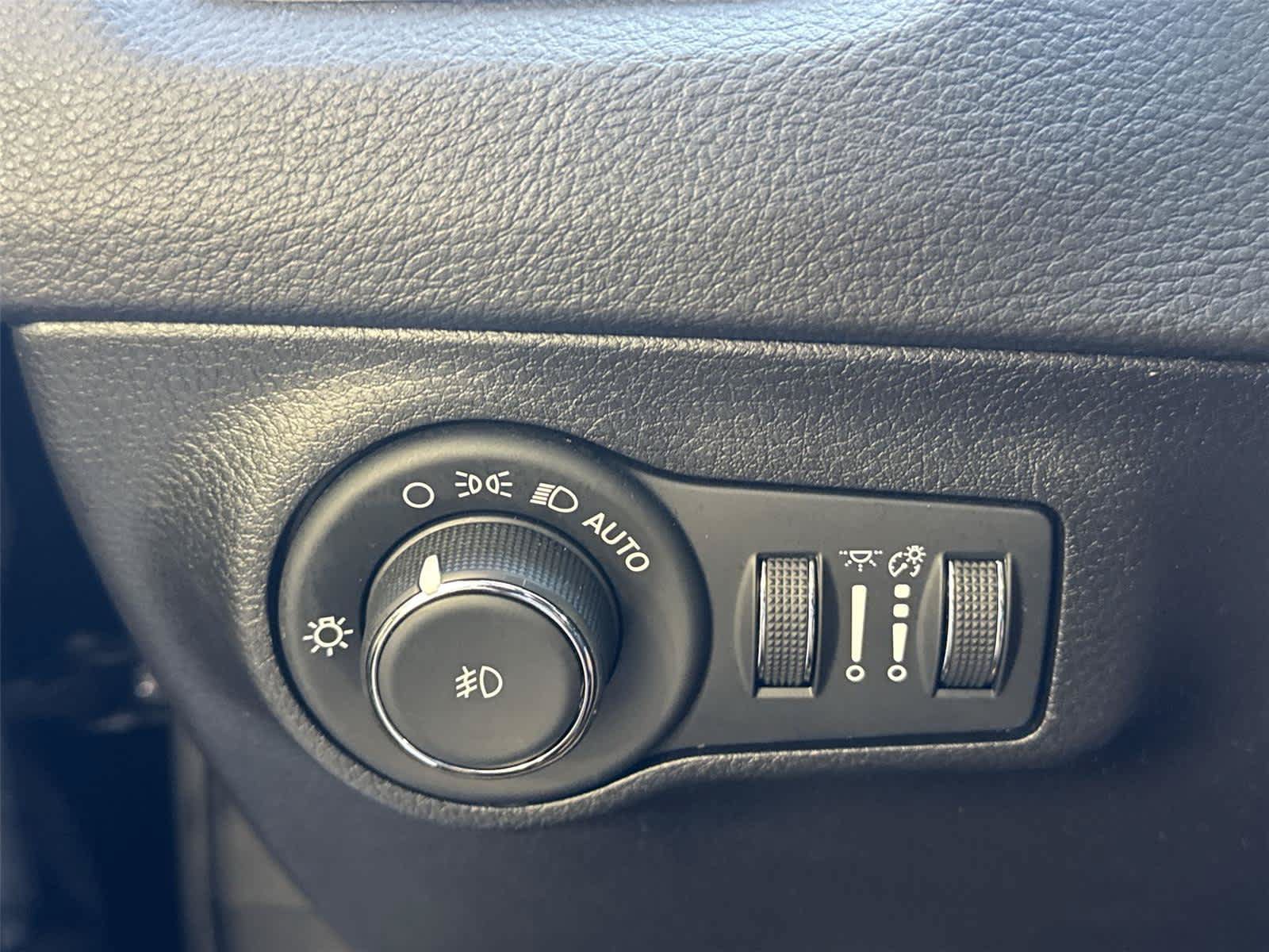 Used 2019 Jeep Compass Latitude w/ Cold Weather Group AWD/4WD image 22