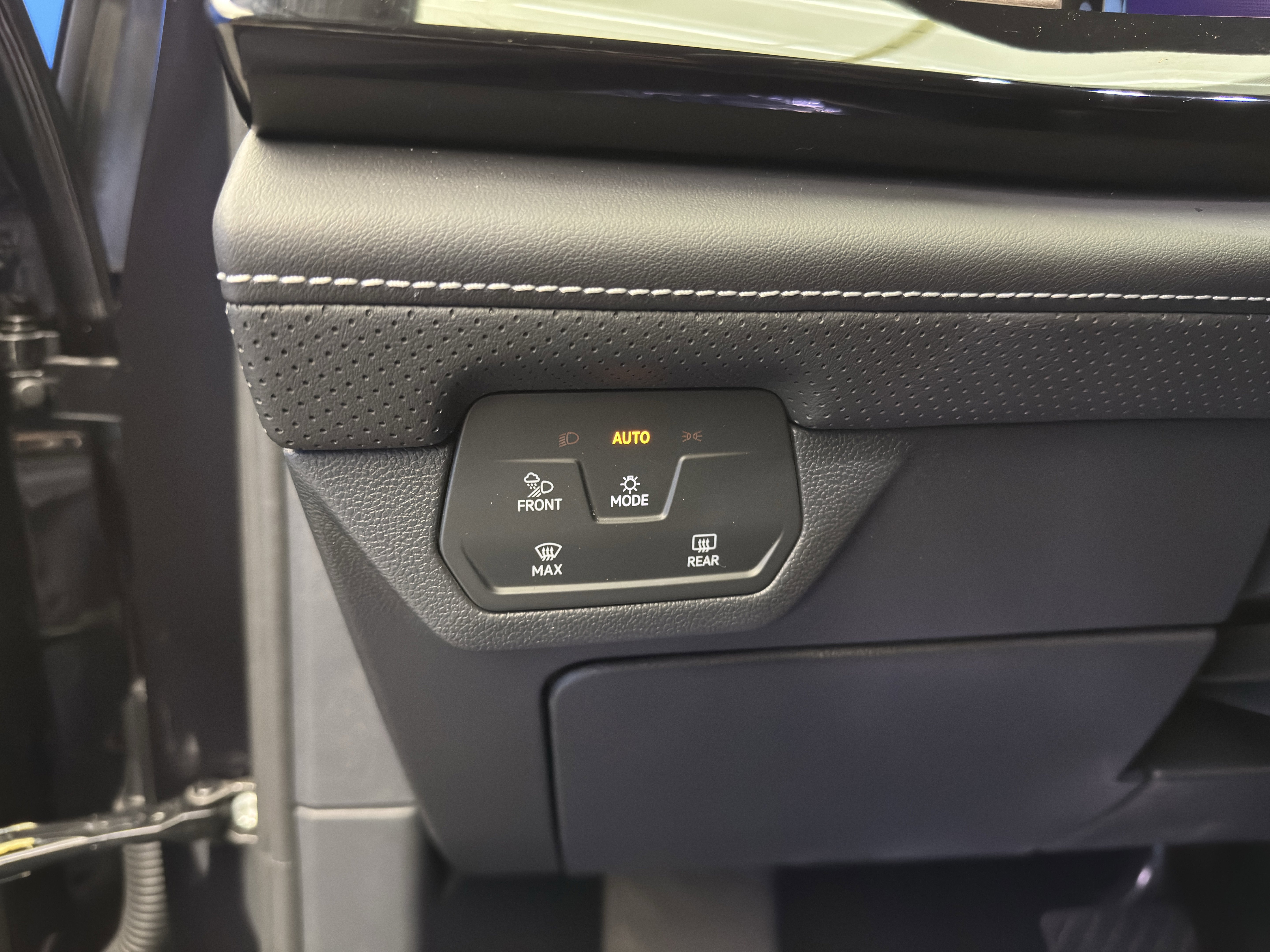 Certified 2025 Volkswagen Atlas SE w/ Black Wheel Package image 15