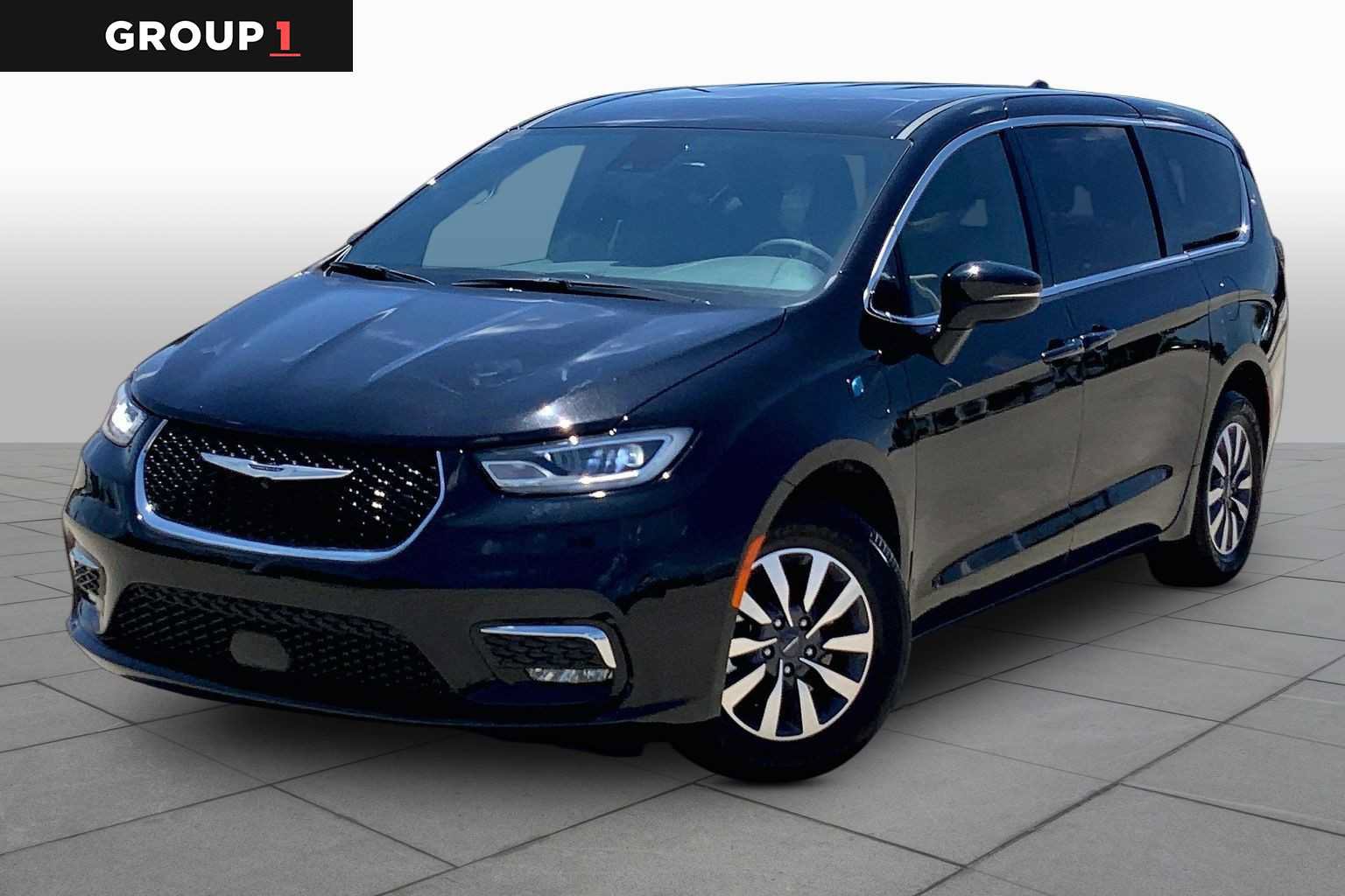 Used 2025 Chrysler Pacifica Select FWD image 1