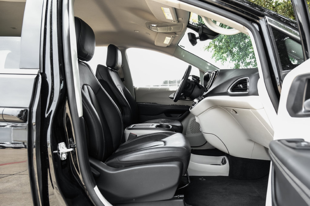 Used 2024 Chrysler Pacifica Touring-L FWD image 48