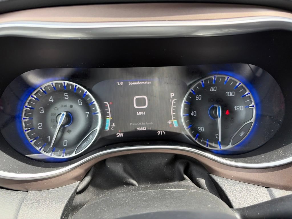 Used 2018 Chrysler Pacifica Touring-L Plus FWD image 24