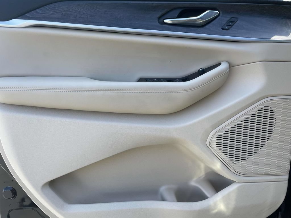 Certified 2025 Jeep Grand Cherokee Limited w/ Luxury Tech Group II AWD/4WD image 28