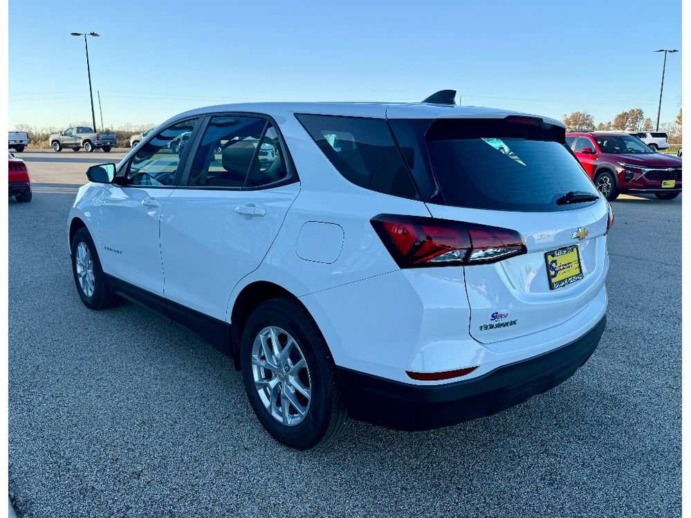 Used 2022 Chevrolet Equinox LS image 2