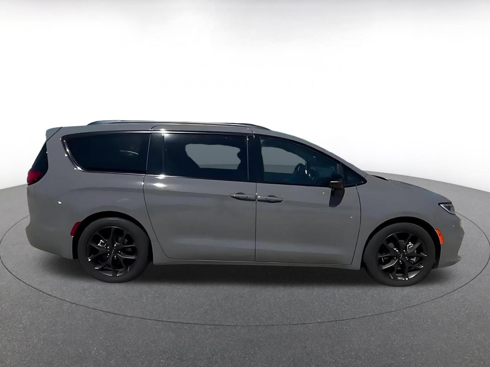 Used 2025 Chrysler Pacifica Limited FWD image 16