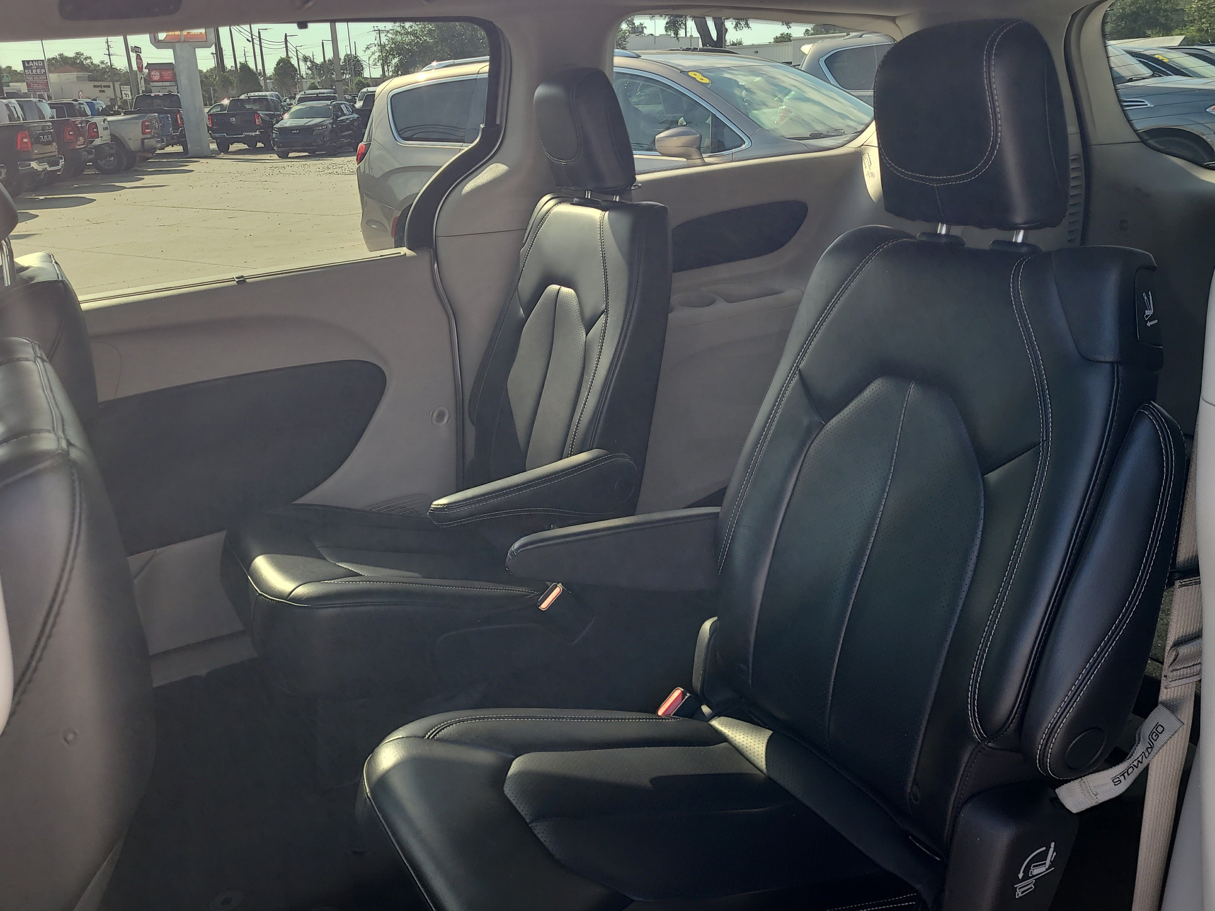 Used 2023 Chrysler Pacifica Touring-L FWD image 10