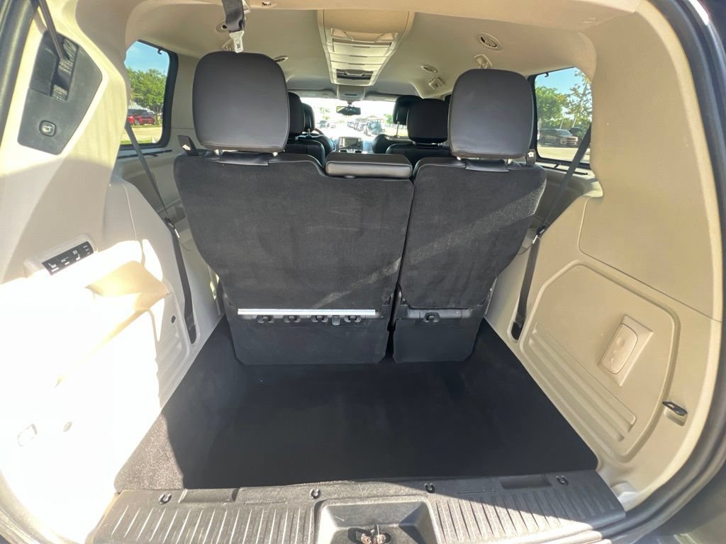 Used 2014 Chrysler Town & Country Touring-L FWD image 16