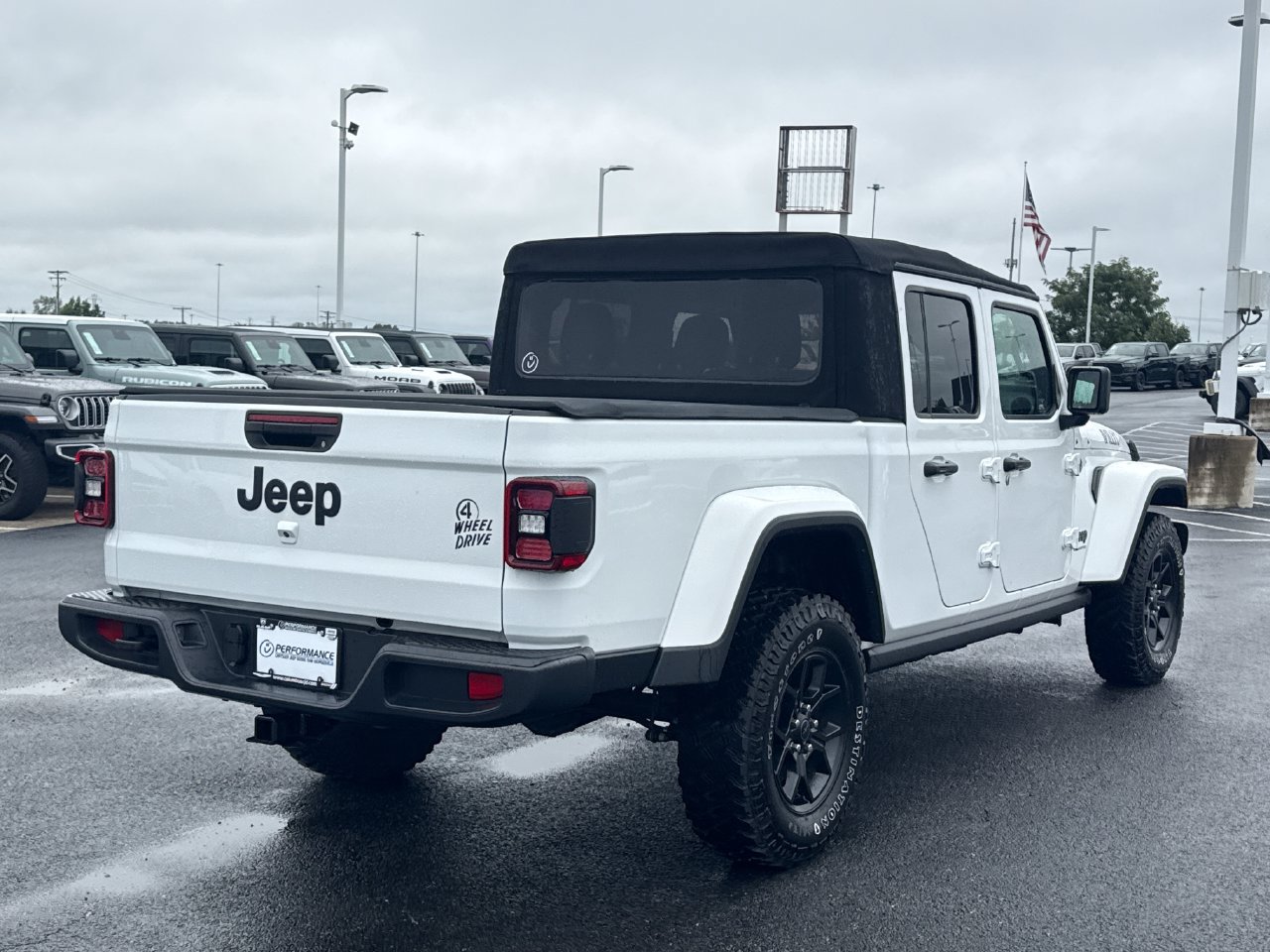 Used 2025 Jeep Gladiator Sport AWD/4WD image 3