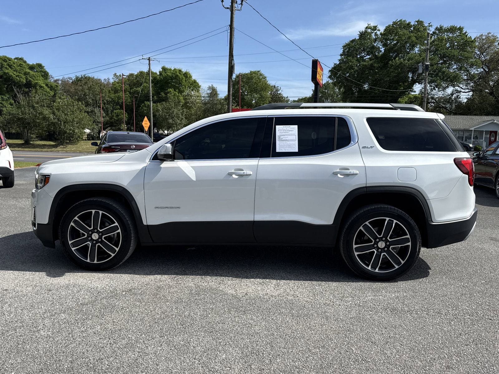 Used 2023 GMC Acadia SLT w/ Technology Package FWD image 2