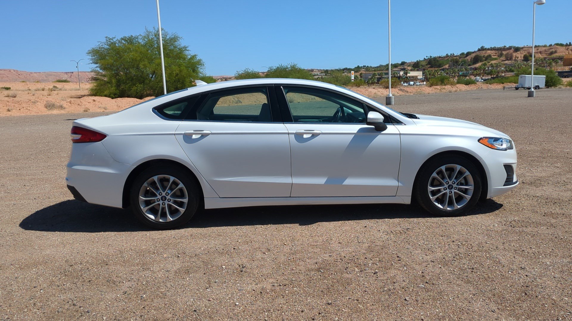 Used 2020 Ford Fusion SE FWD image 2