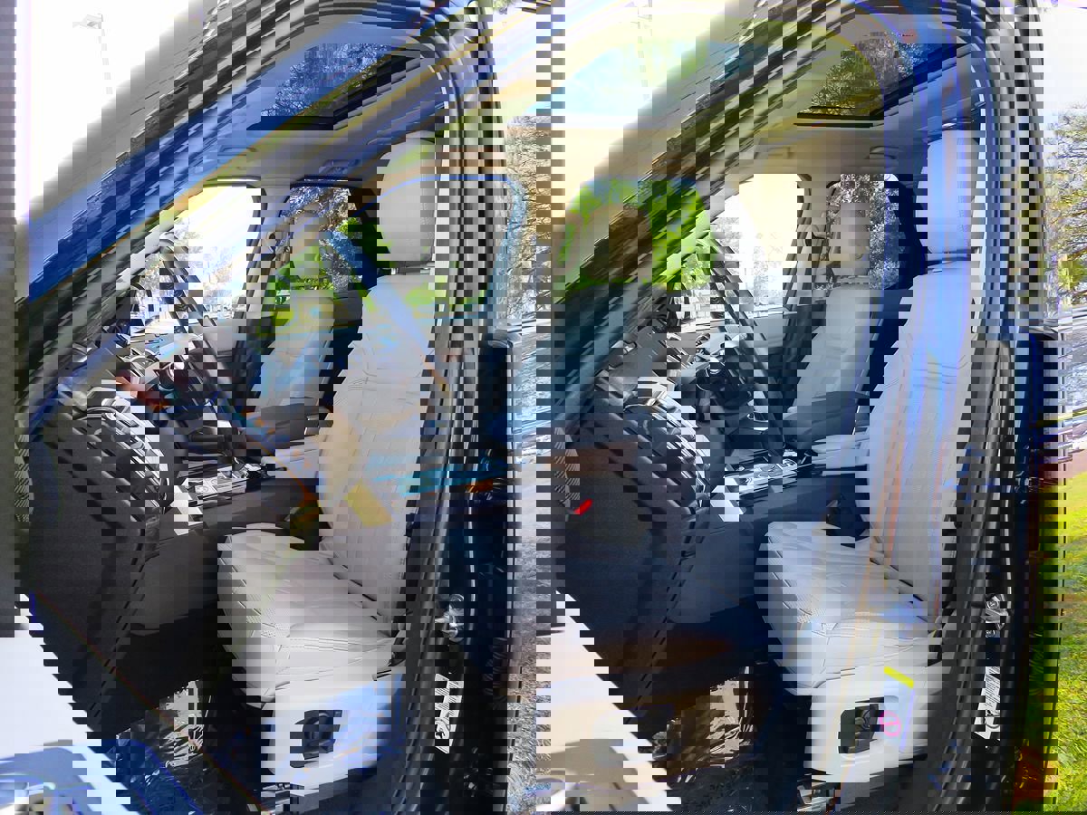 Used 2018 Land Rover Discovery HSE image 24