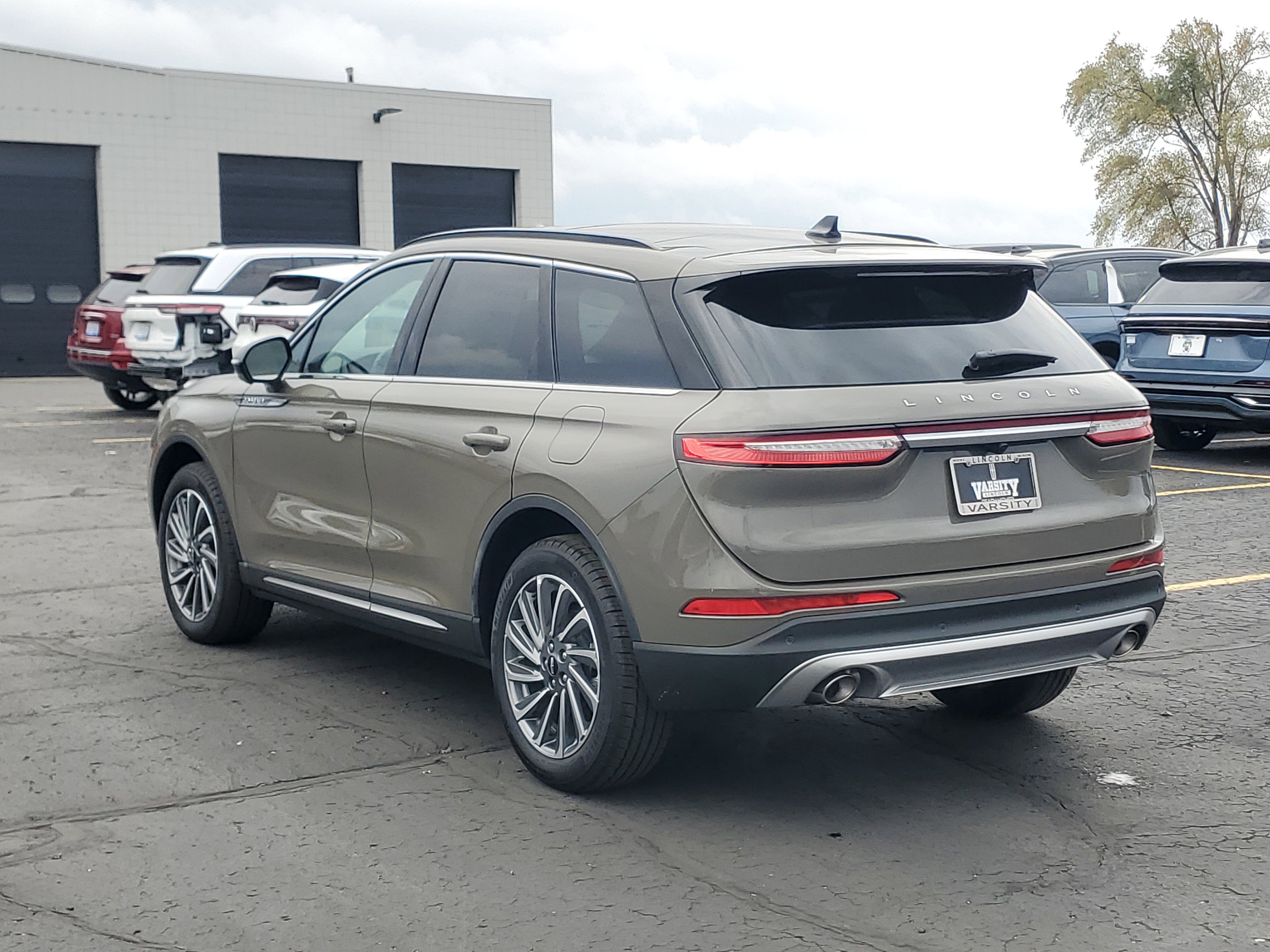 New 2025 Lincoln Corsair Reserve w/ Equipment Group 202A image 3