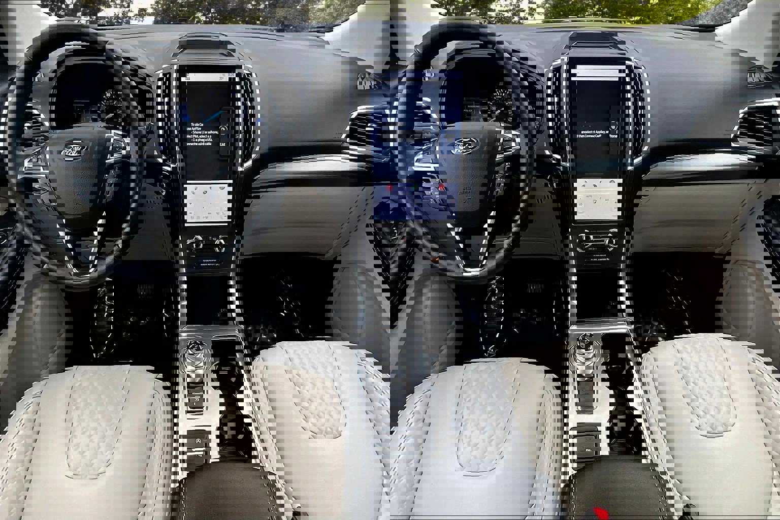 Used 2023 Ford Edge Titanium w/ Class II Trailer Tow Package AWD/4WD image 7