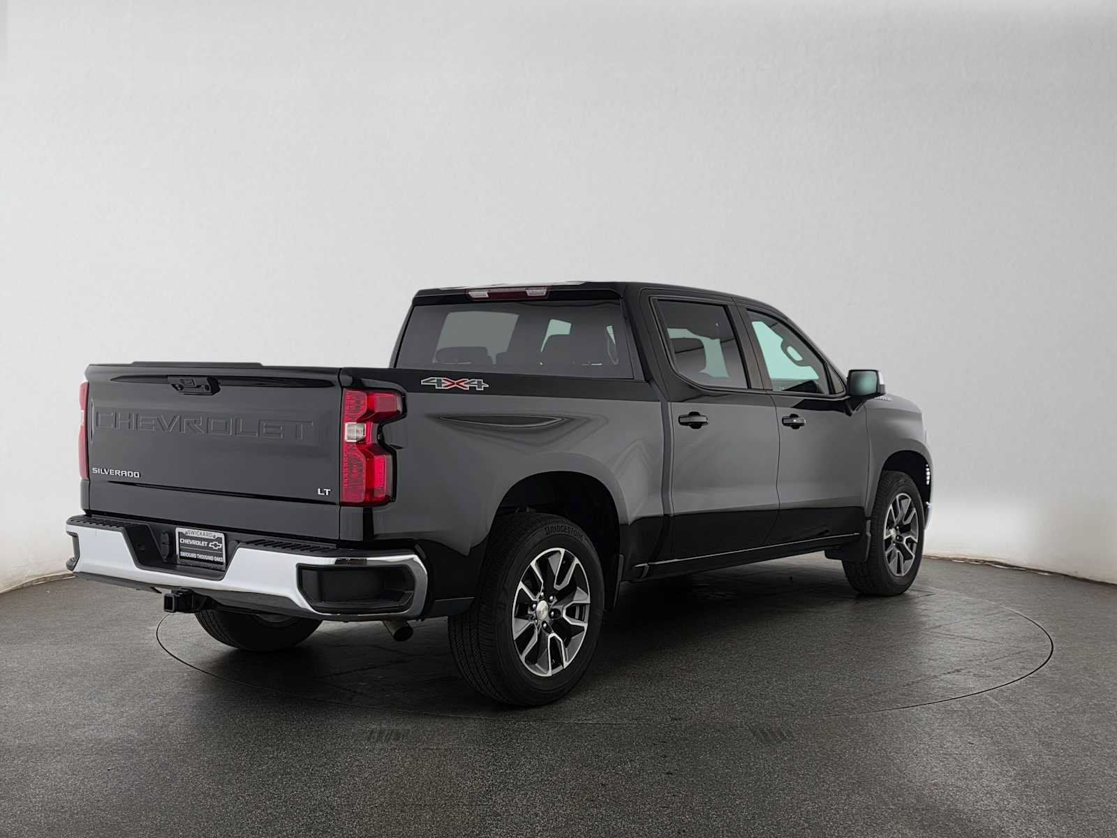 Used 2023 Chevrolet Silverado 1500 LT AWD/4WD image 3