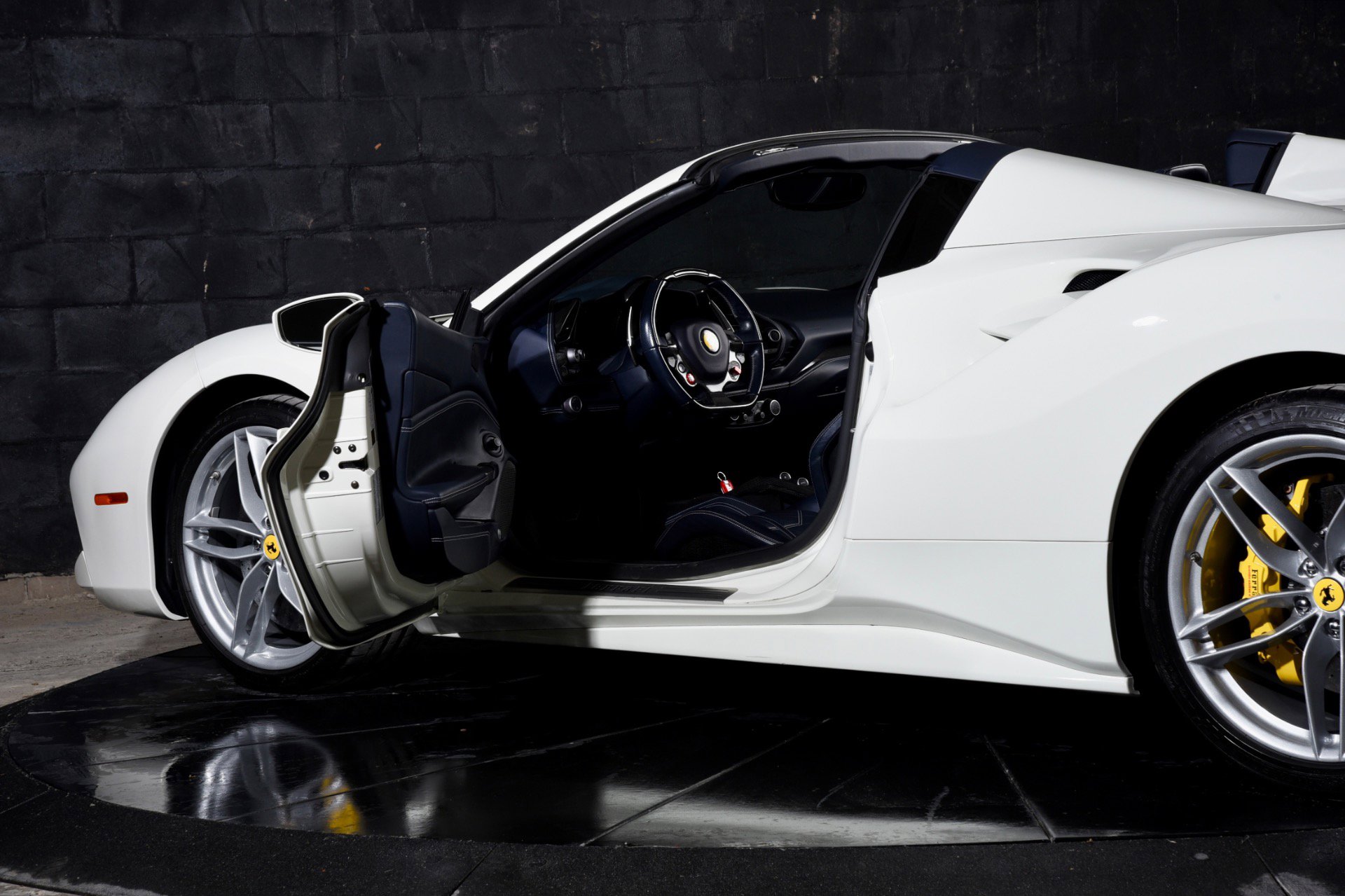 Used 2018 Ferrari 488 Spider image 18