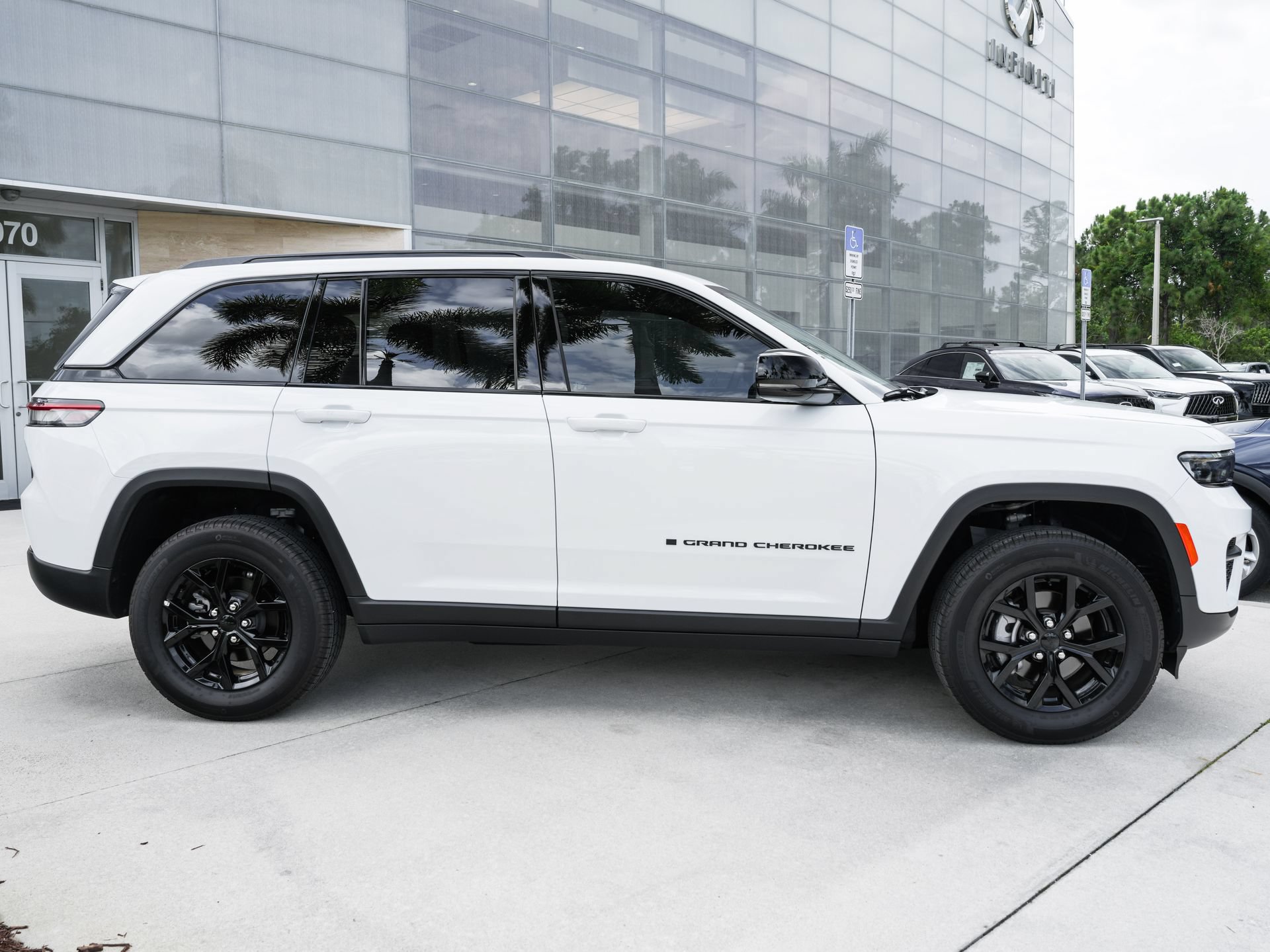 Used 2025 Jeep Grand Cherokee Altitude RWD image 11