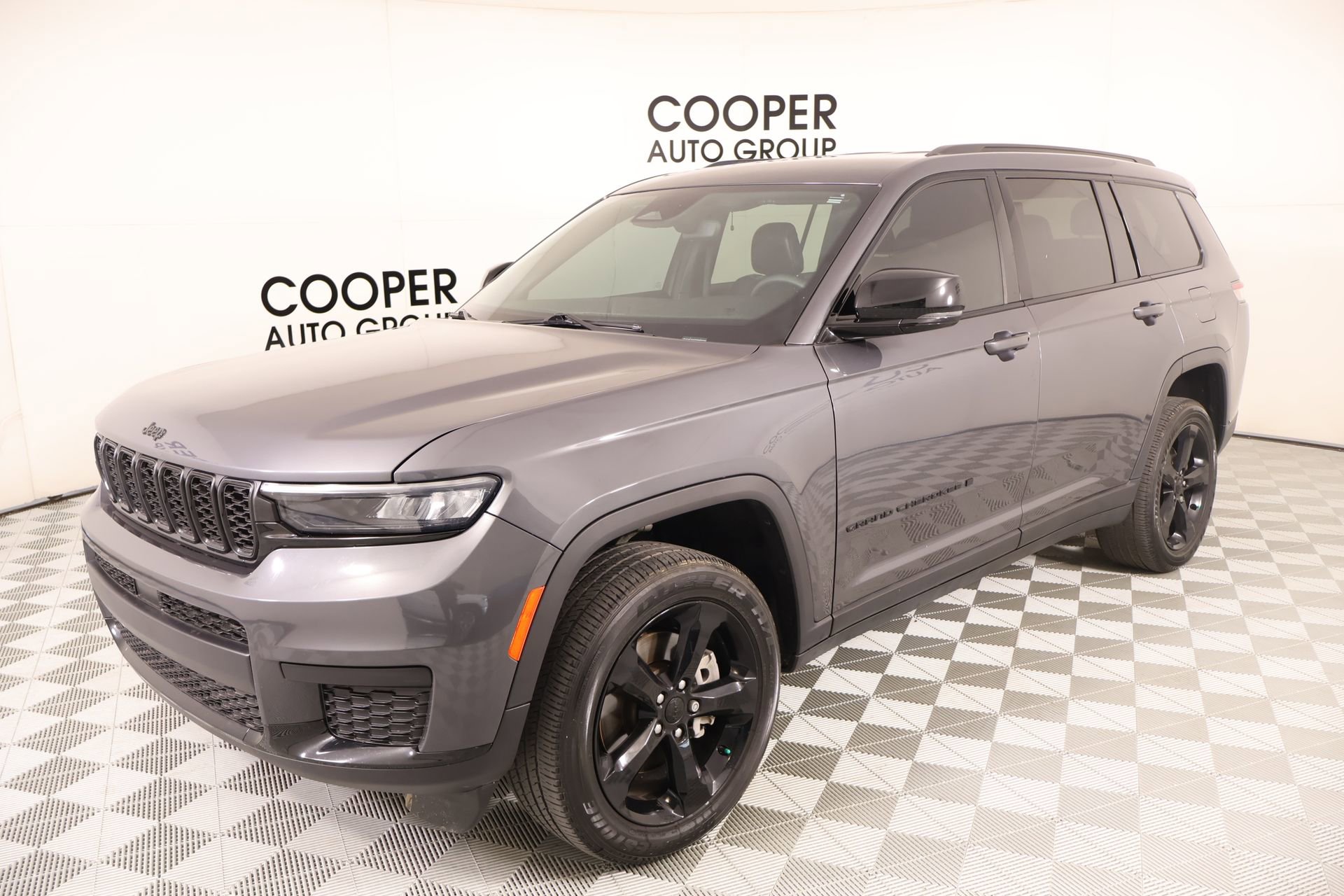 Used 2024 Jeep Grand Cherokee L Laredo AWD/4WD image 9