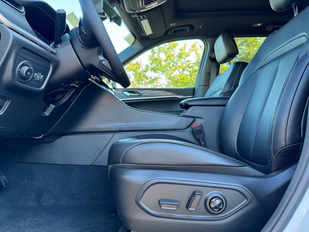 New 2027 Jeep Grand Cherokee Limited AWD/4WD image 17