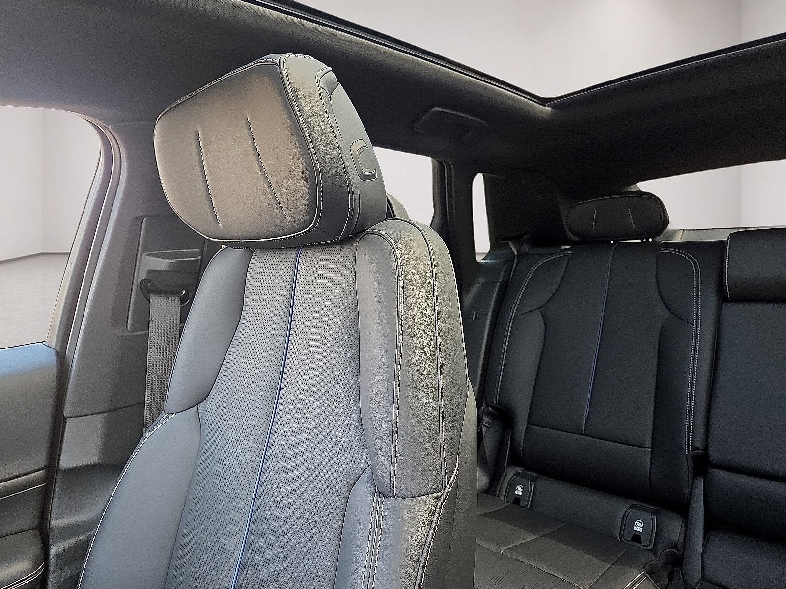 Used 2024 Cadillac Lyriq Luxury w/ LPO, Floor Liner Package AWD/4WD image 28