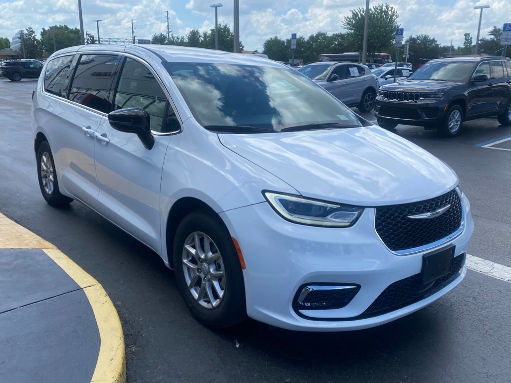 Used 2025 Chrysler Pacifica Select FWD image 2