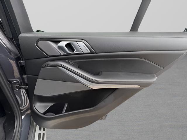 Used 2019 BMW X5 xDrive50i w/ Parking Assistance Package image 23