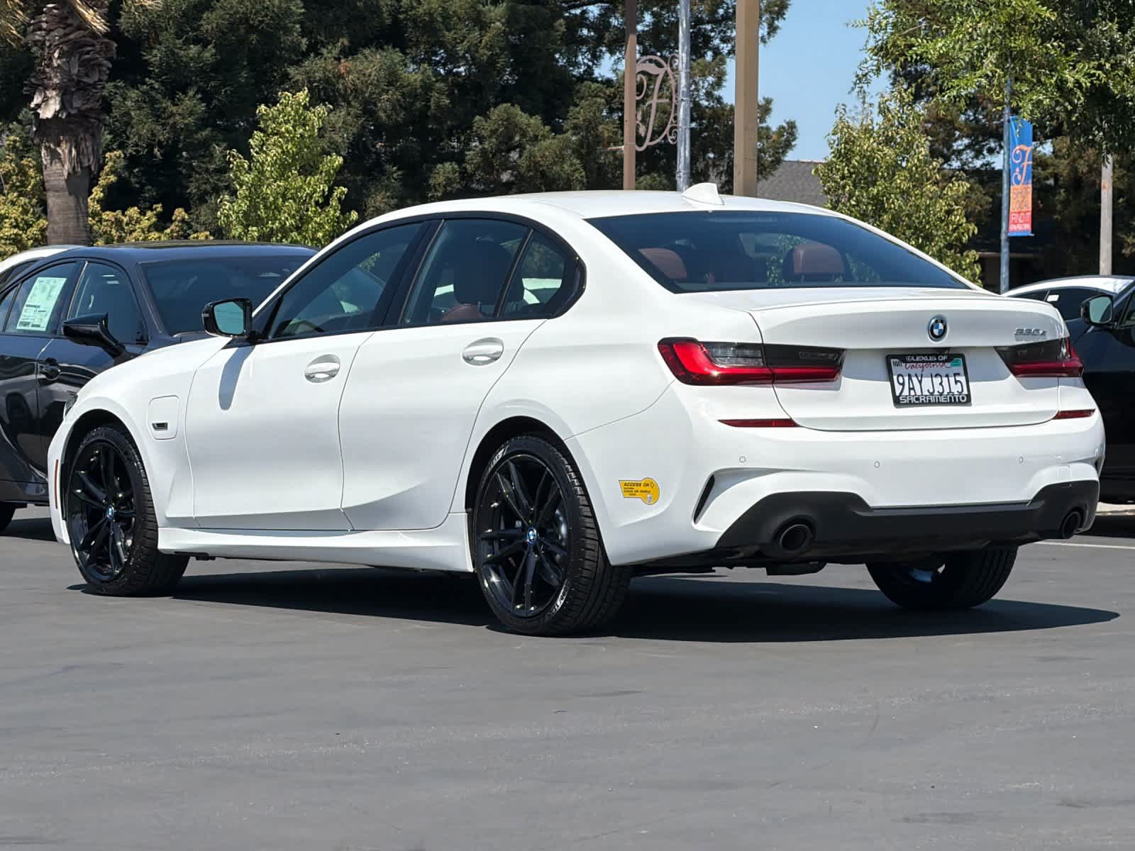 Used 2022 BMW 330e w/ M Sport Package RWD image 7
