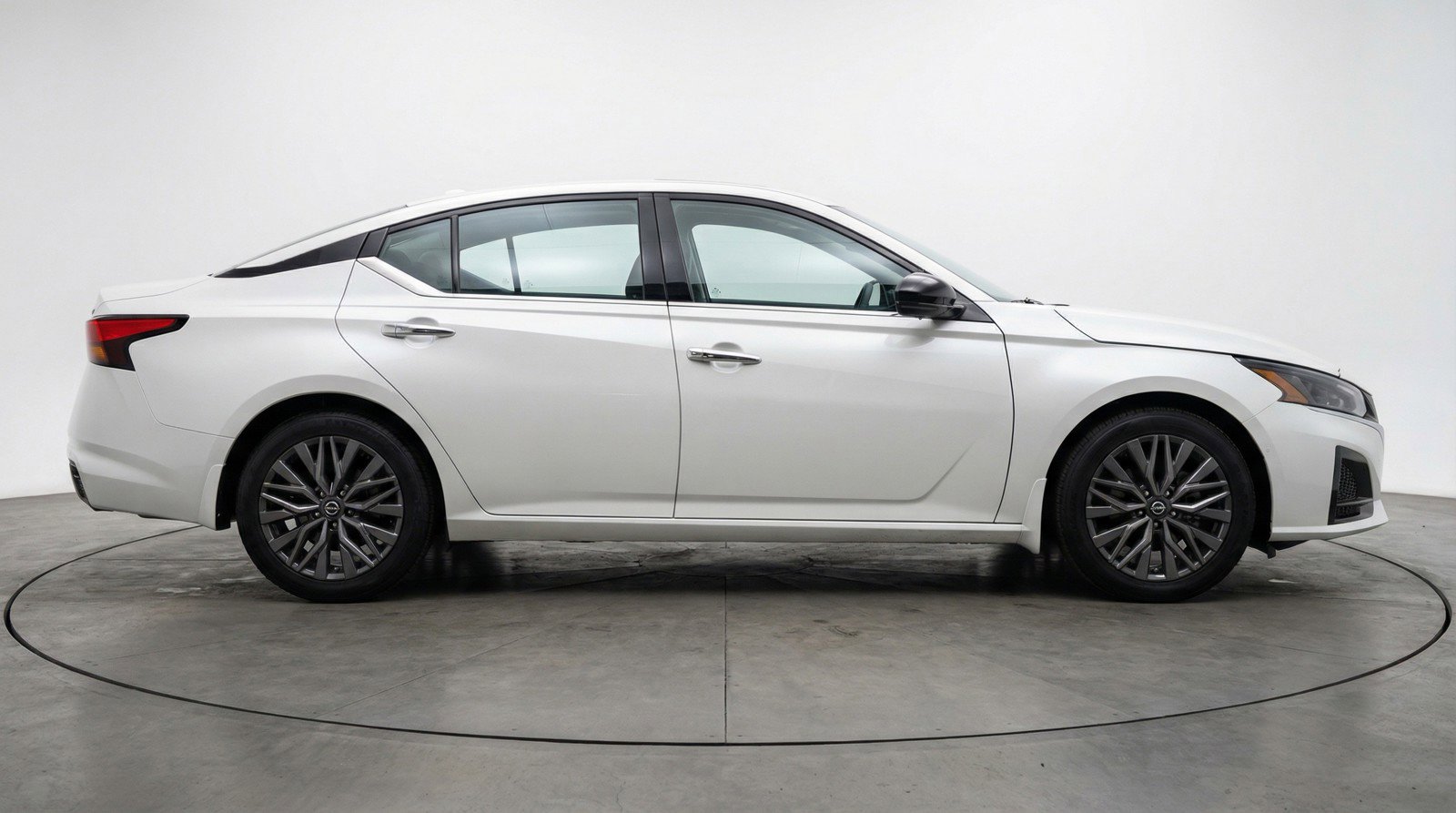 Used 2025 Nissan Altima 2.5 SV image 11