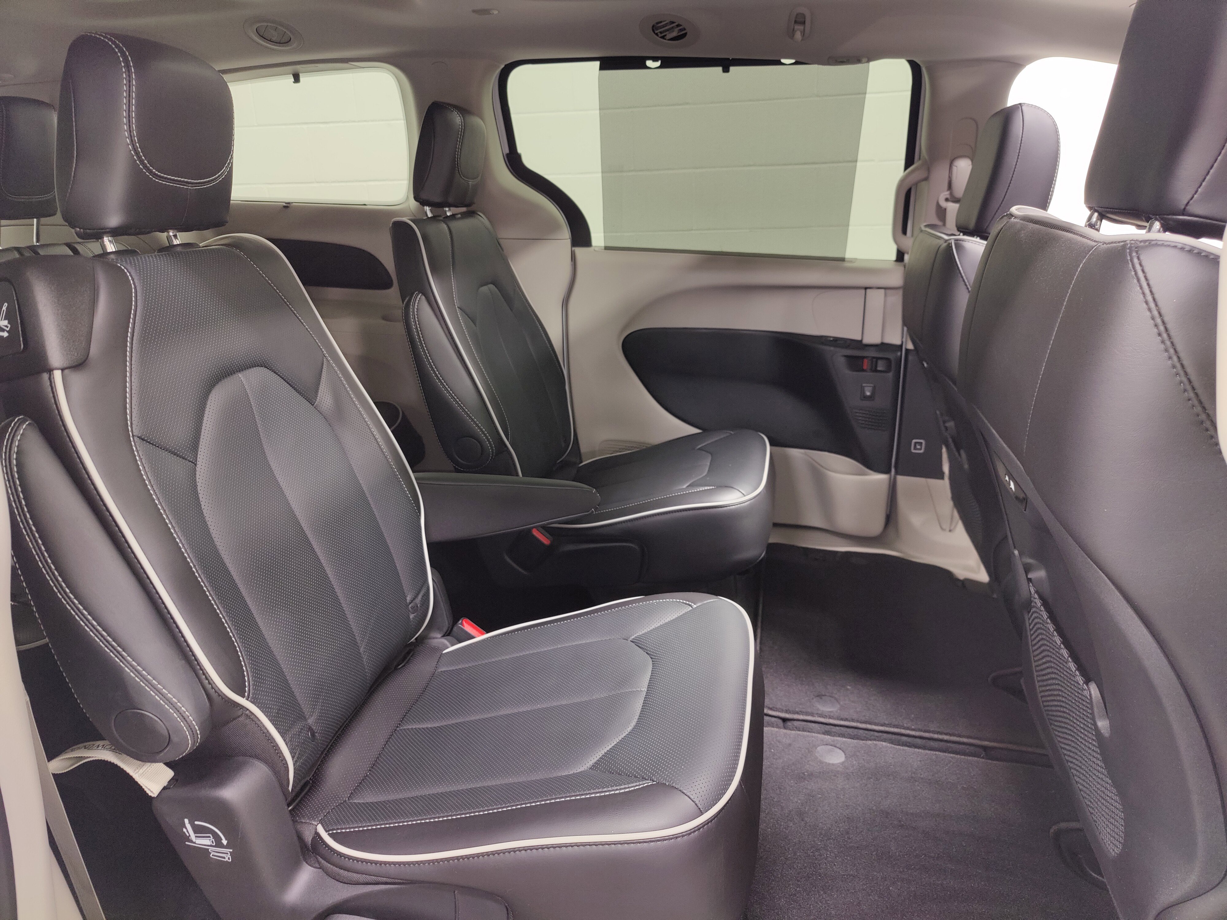 Used 2024 Chrysler Pacifica Limited image 22