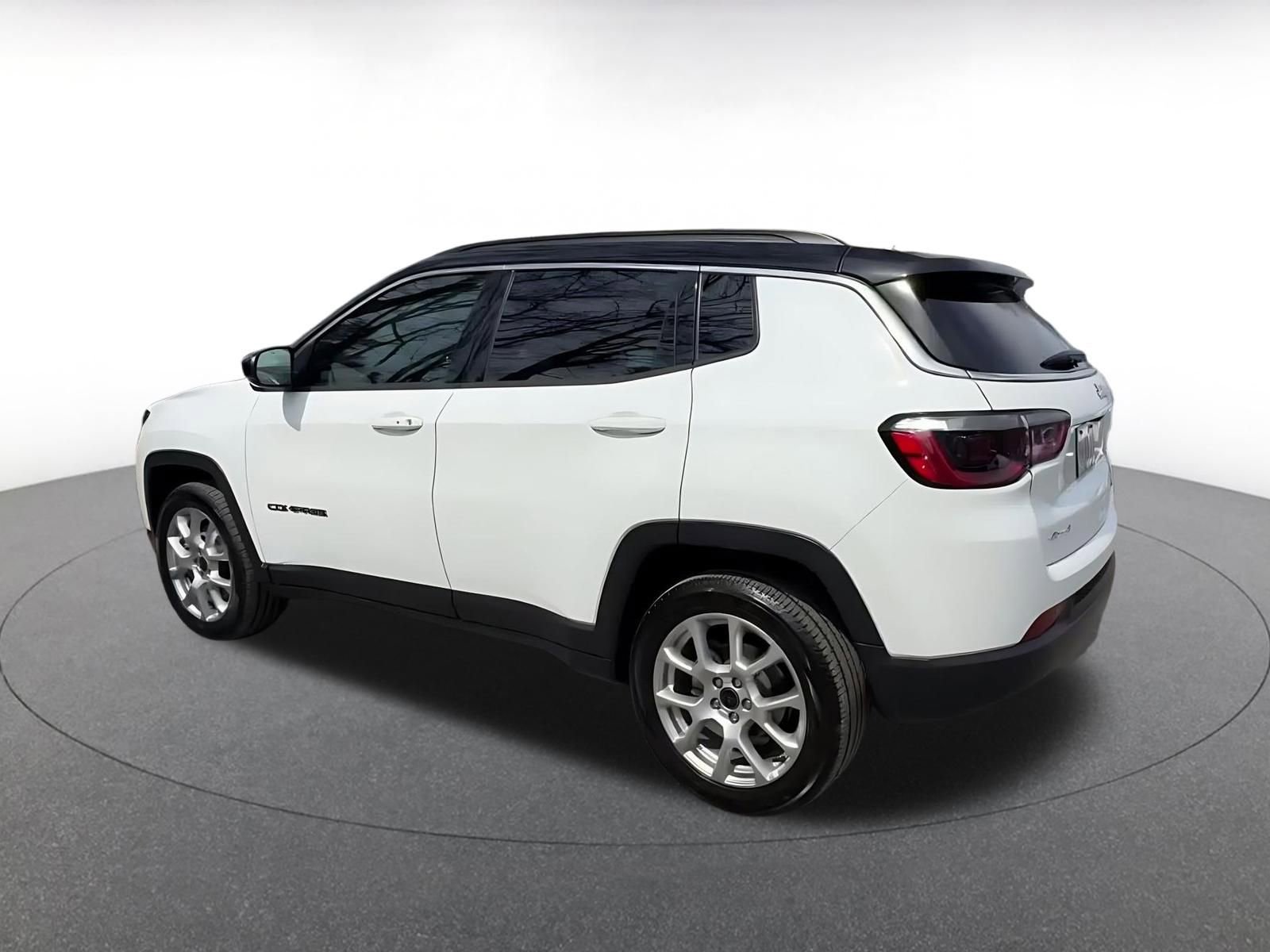 Used 2025 Jeep Compass Limited image 10