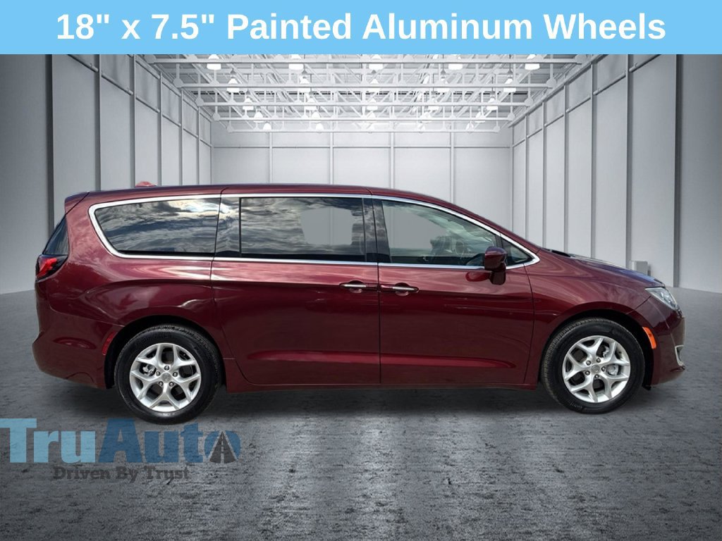 Used 2020 Chrysler Pacifica Touring w/ Tire & Wheel Group FWD image 9