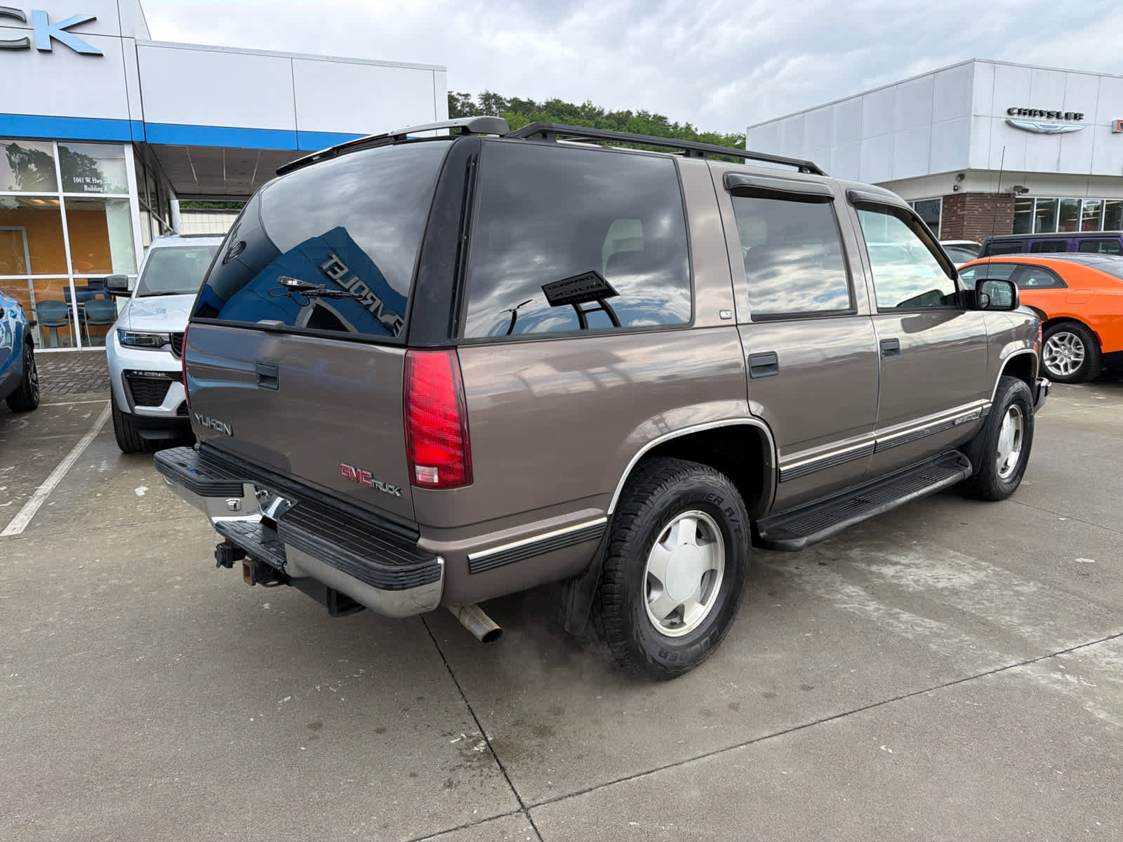 Used 1997 GMC Yukon 4WD 4-Door w/ Marketing Opt Pkg 5 image 6