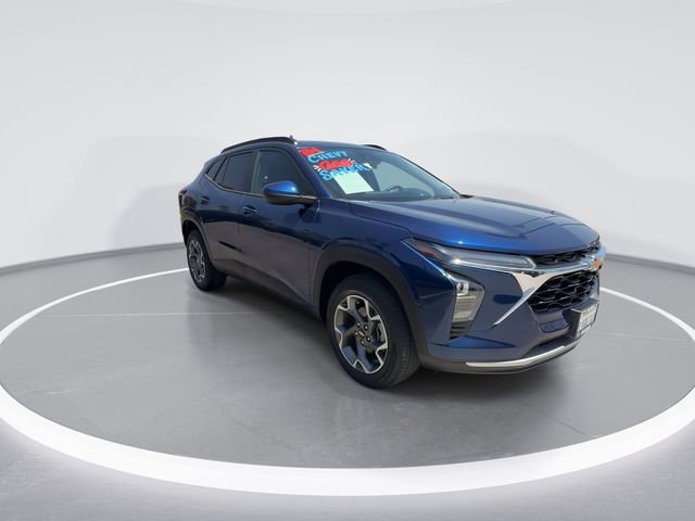 Used 2024 Chevrolet Trax LT w/ Driver Confidence Package FWD image 2