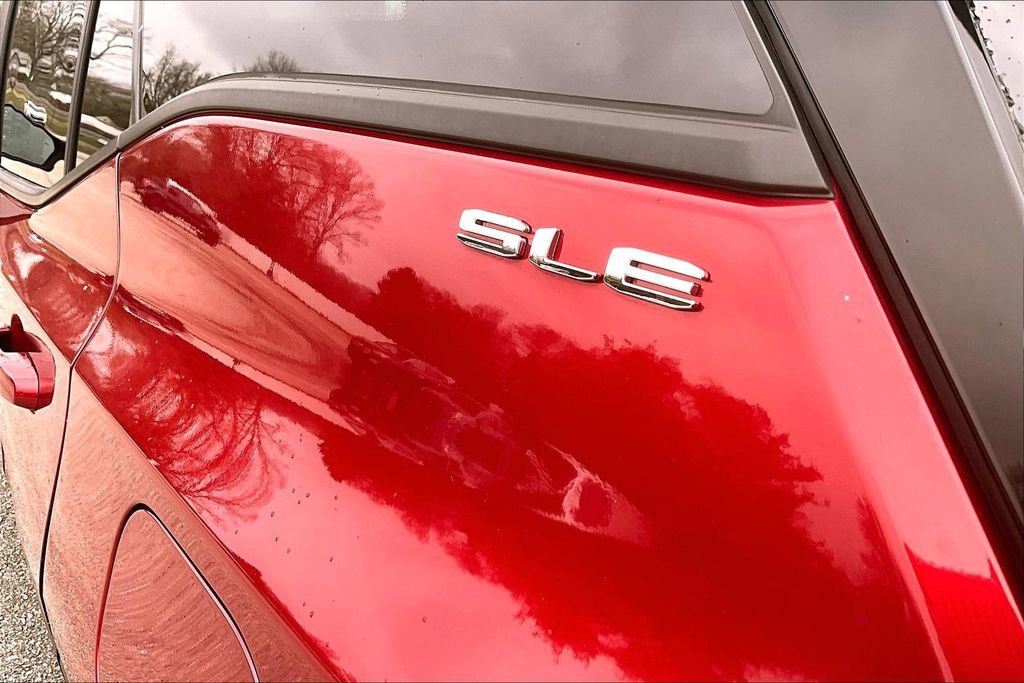 Used 2024 GMC Terrain SLE w/ Driver Convenience Package image 9