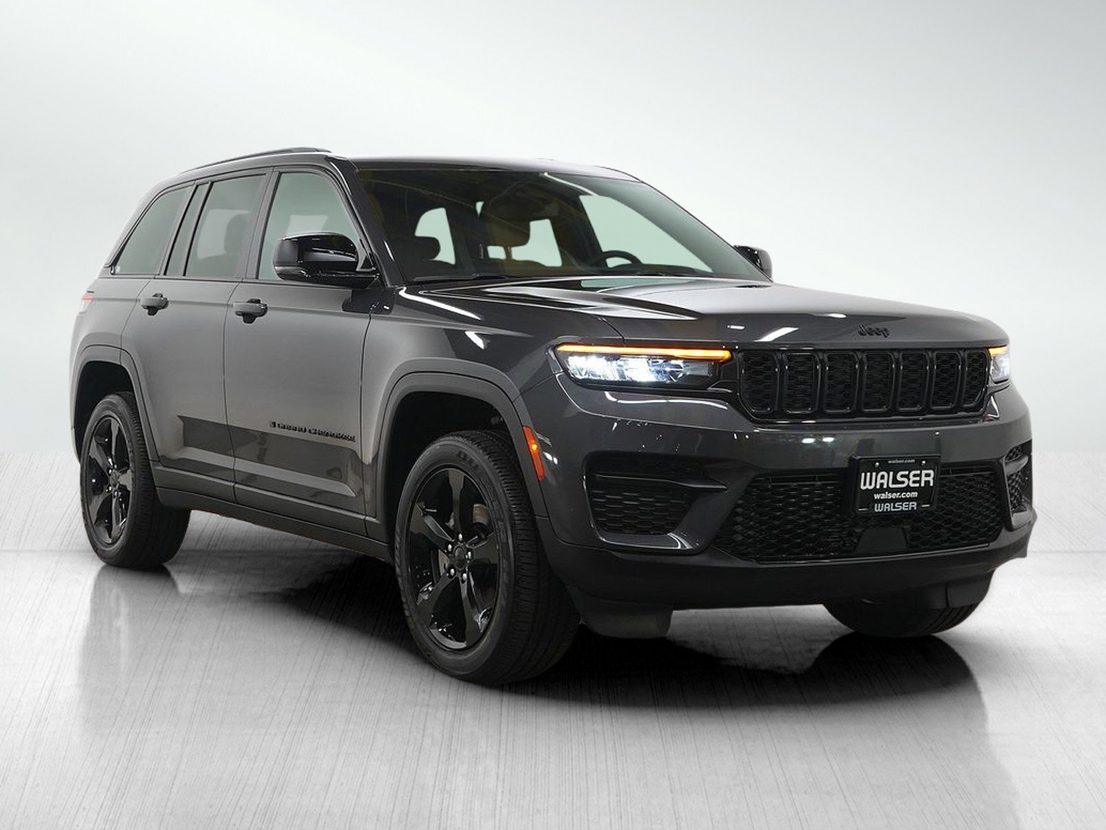 Used 2024 Jeep Grand Cherokee Altitude image 7
