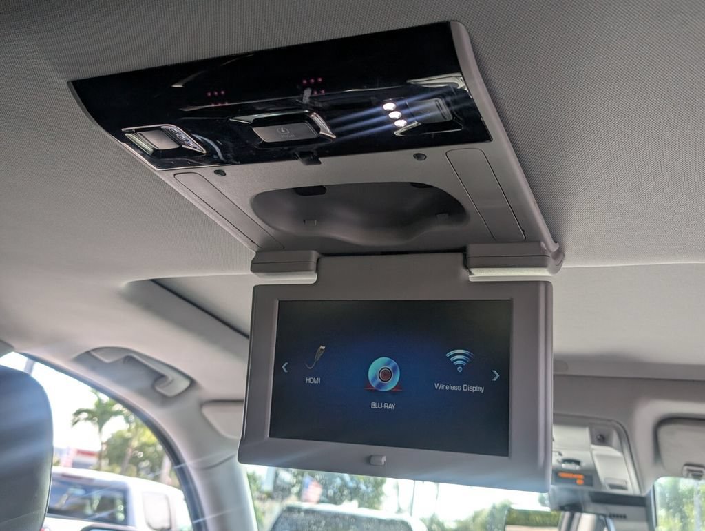 Certified 2020 Cadillac Escalade Luxury w/ Escalade Sport Edition AWD/4WD image 17