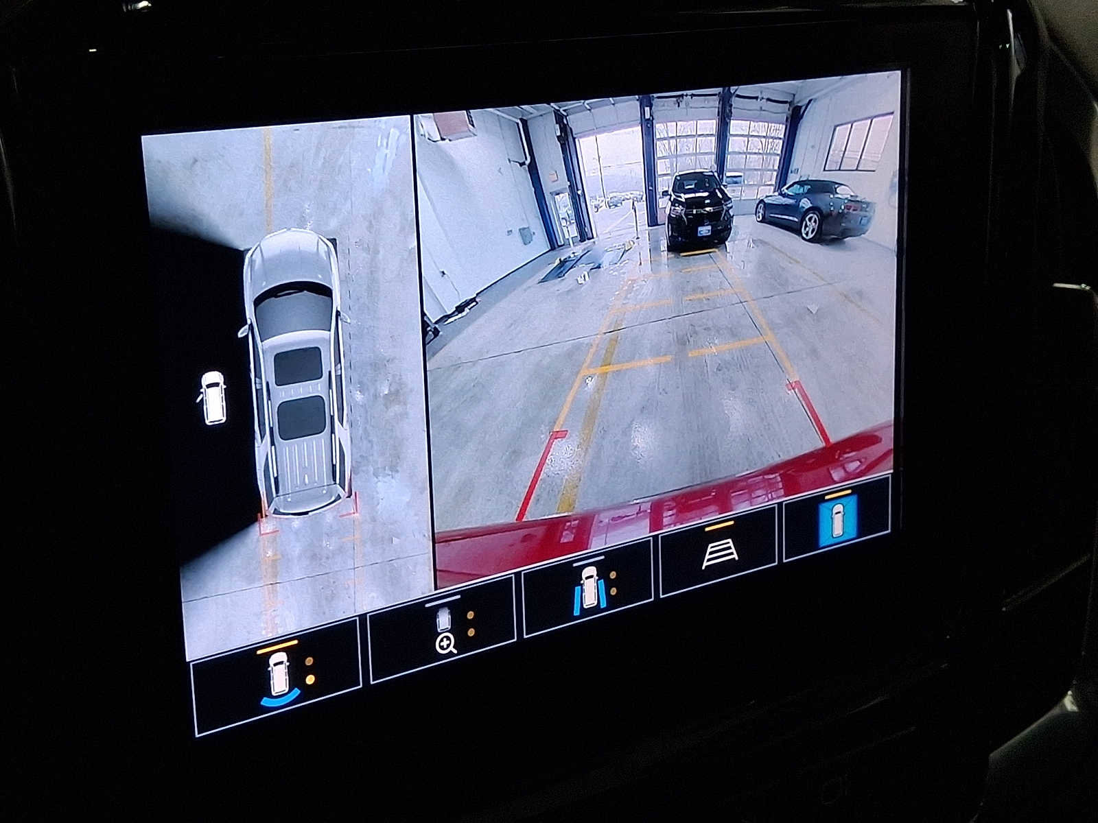 Used 2023 Chevrolet Traverse RS image 24