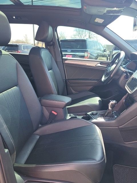 Used 2022 Volkswagen Tiguan SE R-Line AWD/4WD image 18