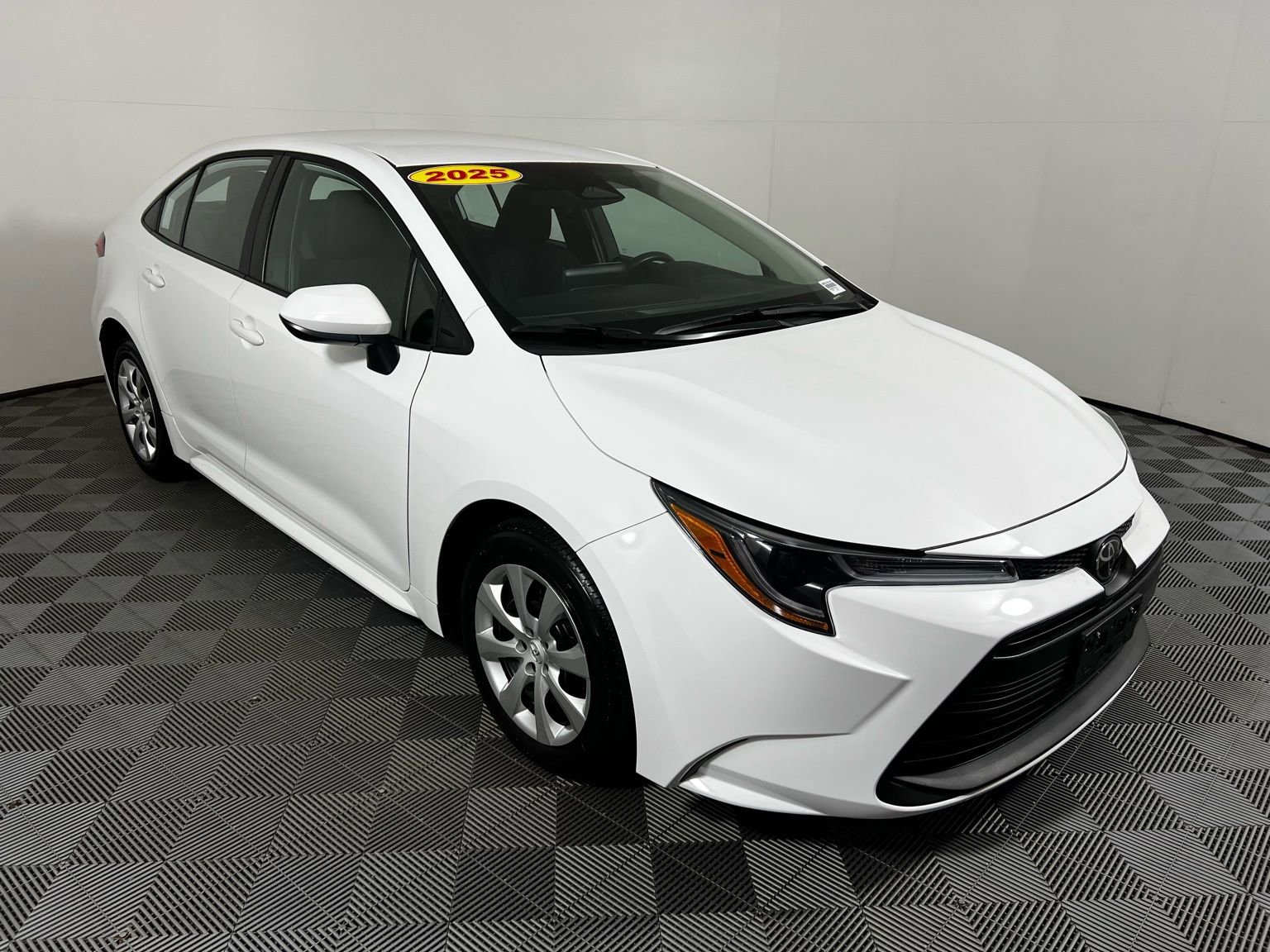 Used 2025 Toyota Corolla LE image 3