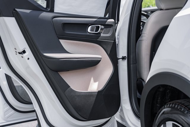 Certified 2025 Volvo XC40 B5 Plus w/ Protection Package Premier image 31