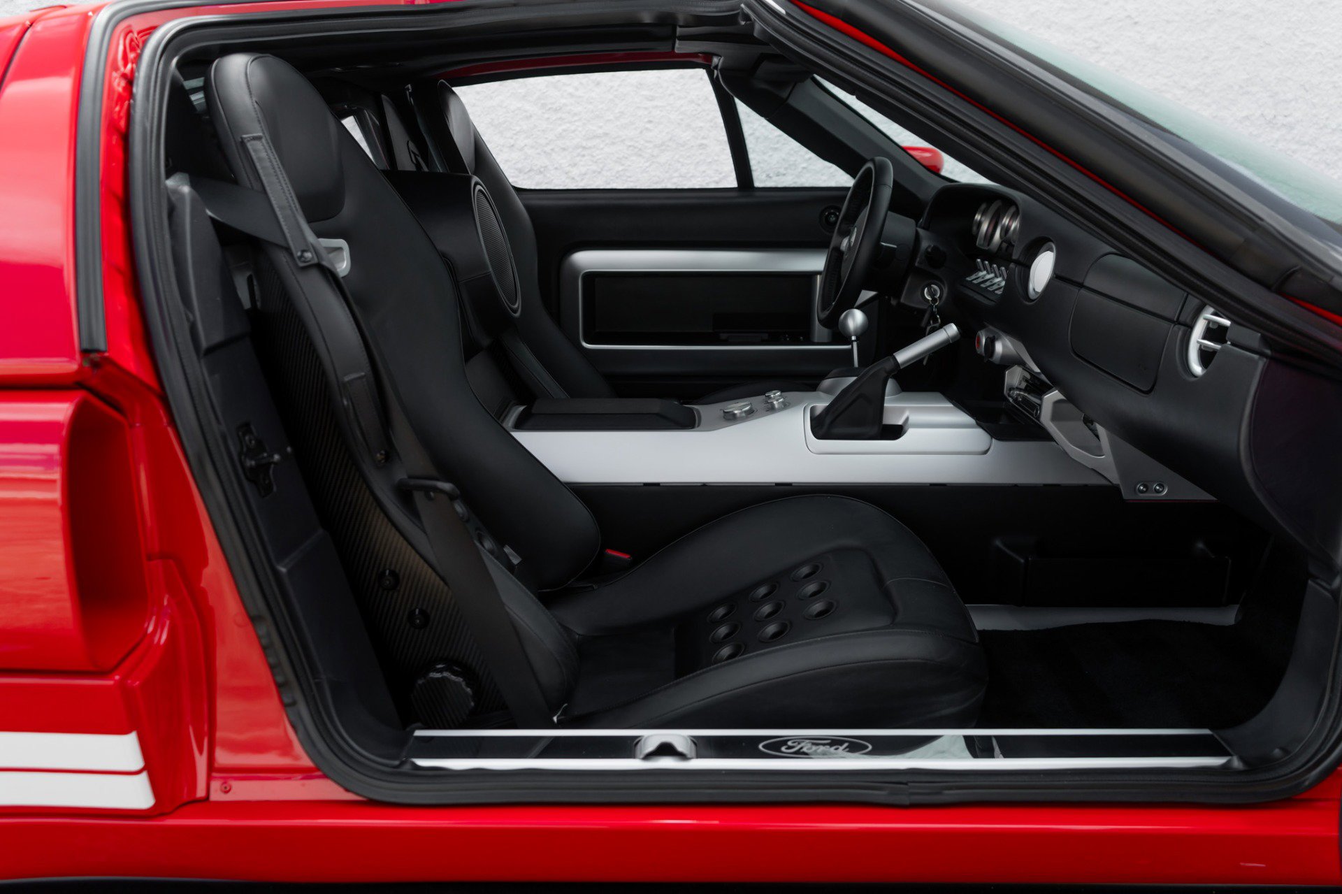 Used 2005 Ford GT RWD image 19