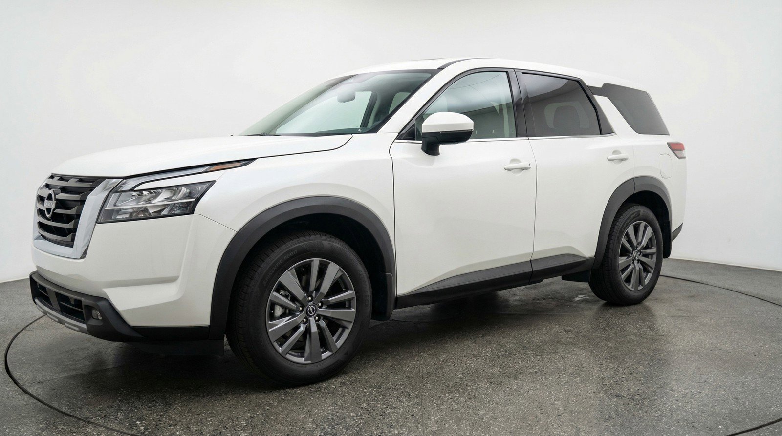 Used 2025 Nissan Pathfinder SV image 3