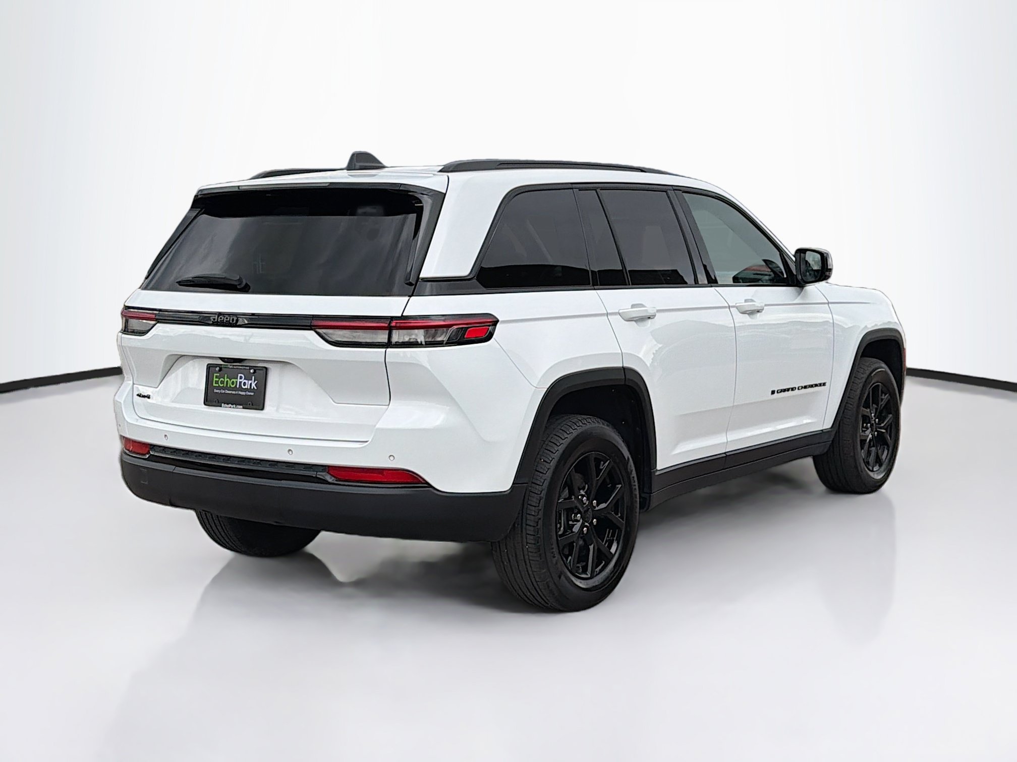 Used 2024 Jeep Grand Cherokee Altitude AWD/4WD image 9