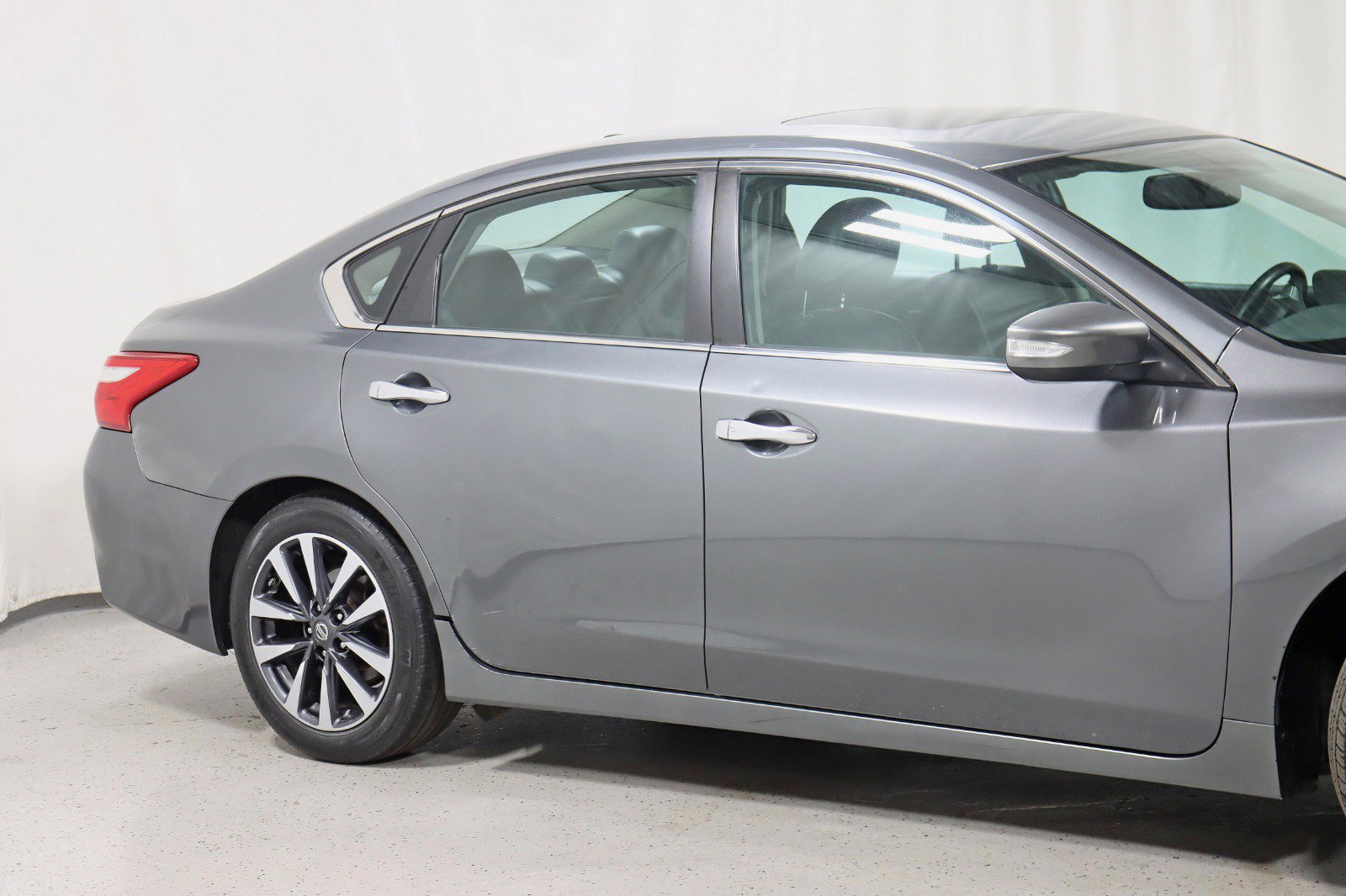 Used 2017 Nissan Altima 2.5 SL w/ Moonroof Package image 3