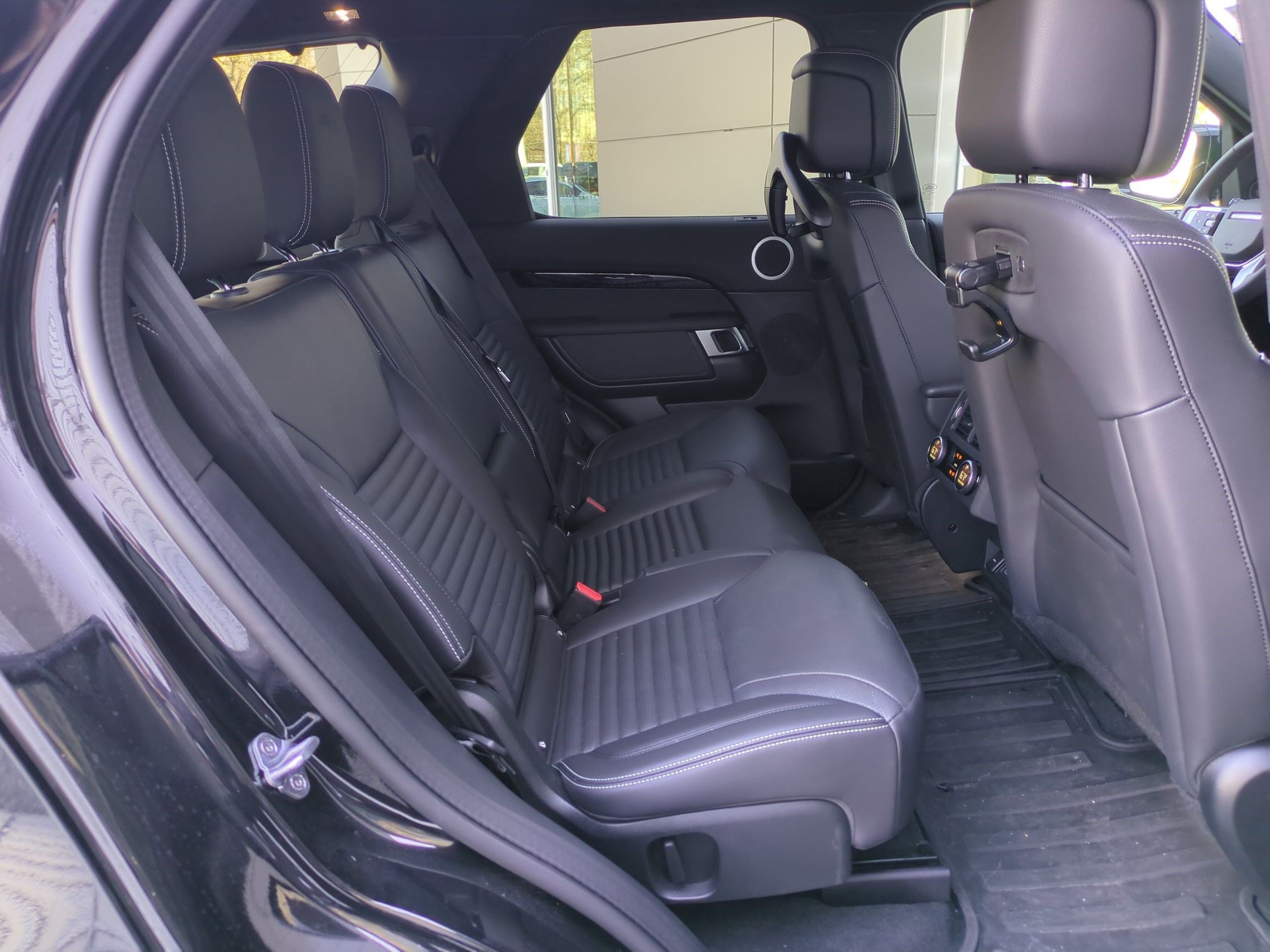 Used 2025 Land Rover Discovery S image 29