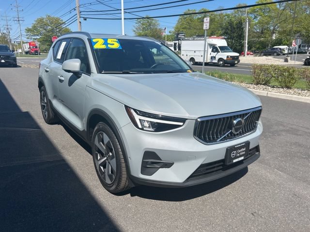 Certified 2025 Volvo XC40 B5 Plus AWD/4WD image 6