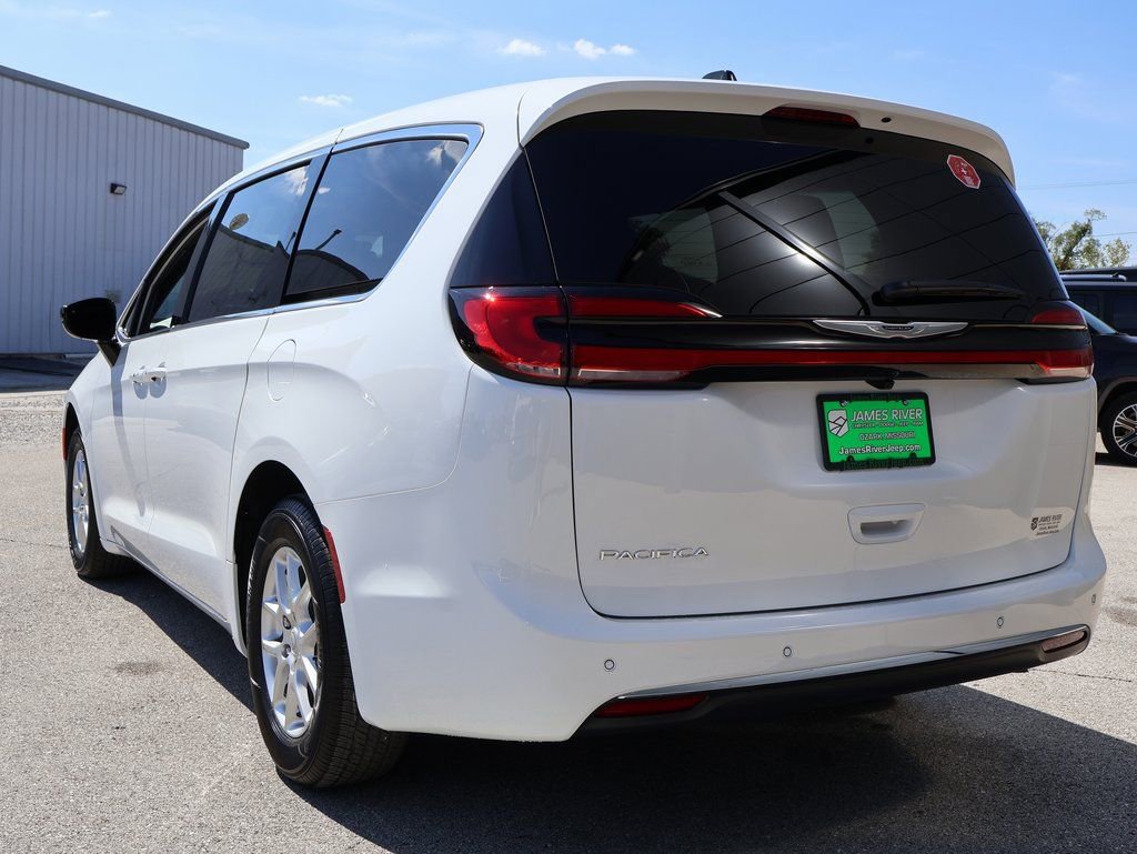 New 2026 Chrysler Pacifica Select FWD image 3