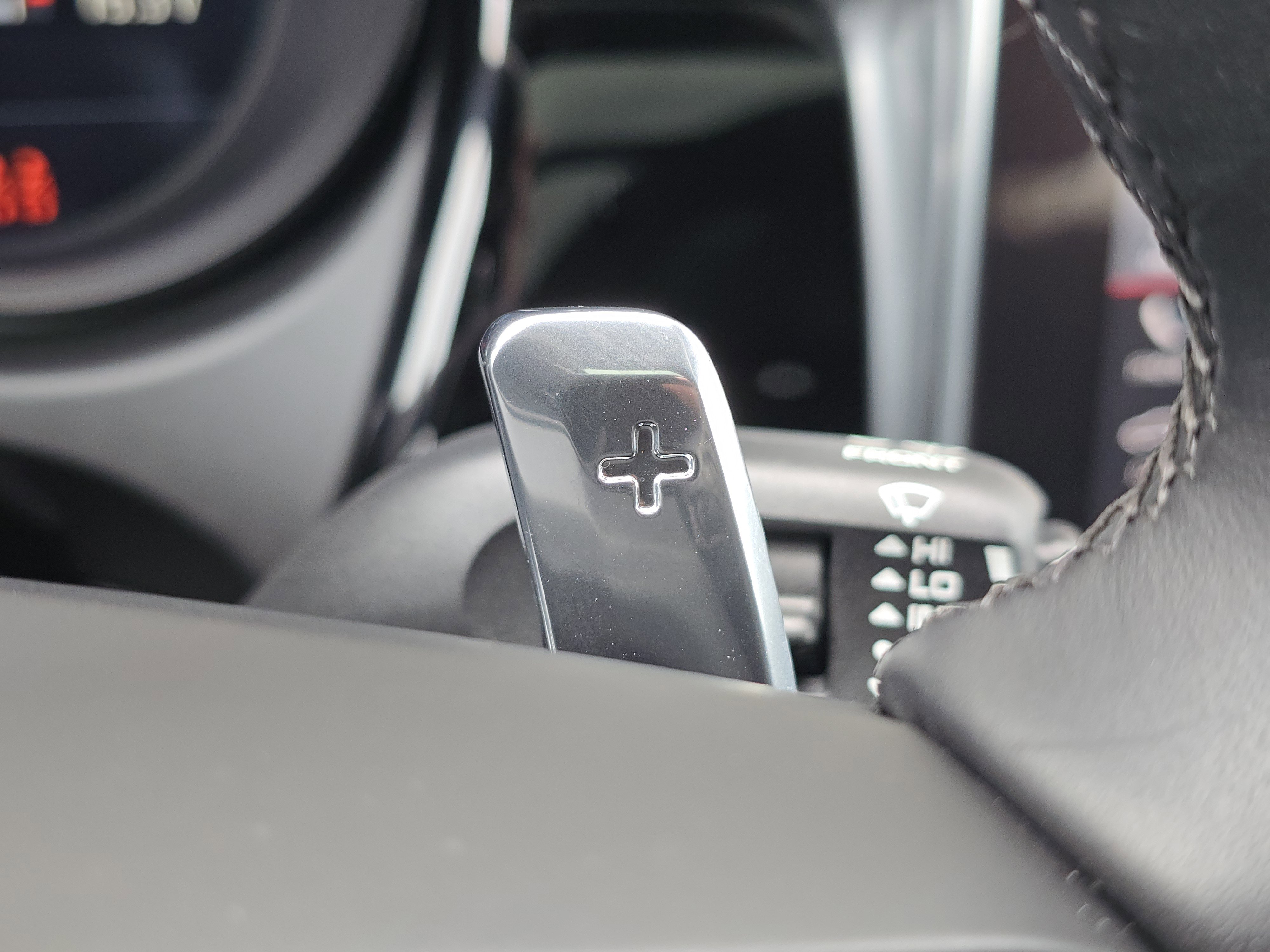 Certified 2025 Porsche Macan AWD/4WD image 25