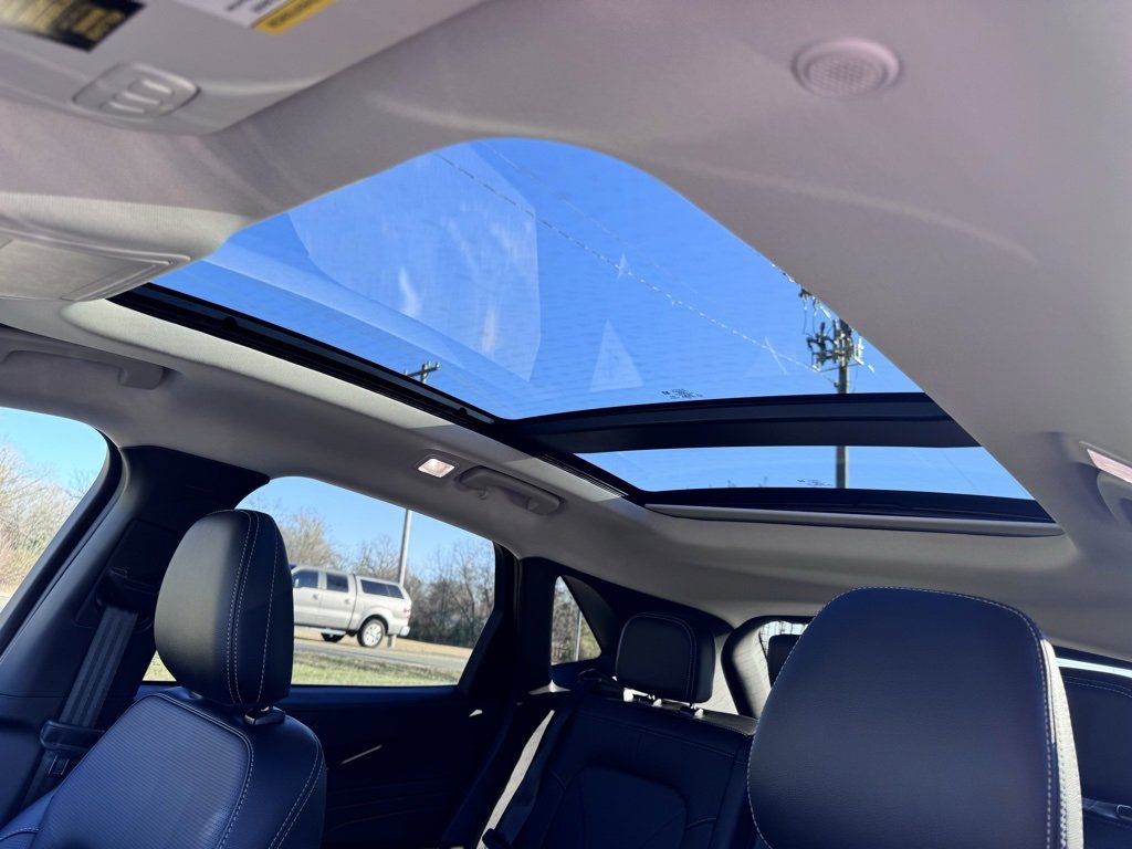 Used 2025 Ford Escape SE w/ PHEV Premium Package image 12