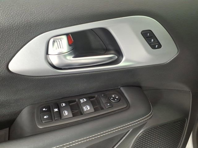 Used 2023 Chrysler Pacifica Touring-L w/ S Appearance Package AWD/4WD image 15