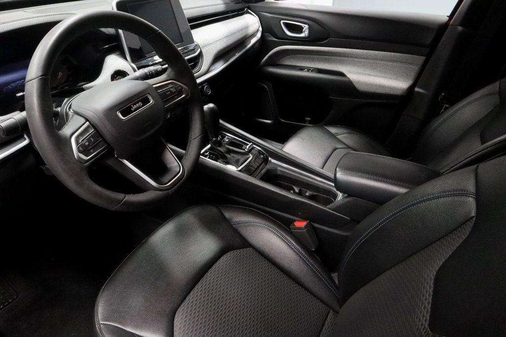 Used 2025 Jeep Compass Latitude image 23